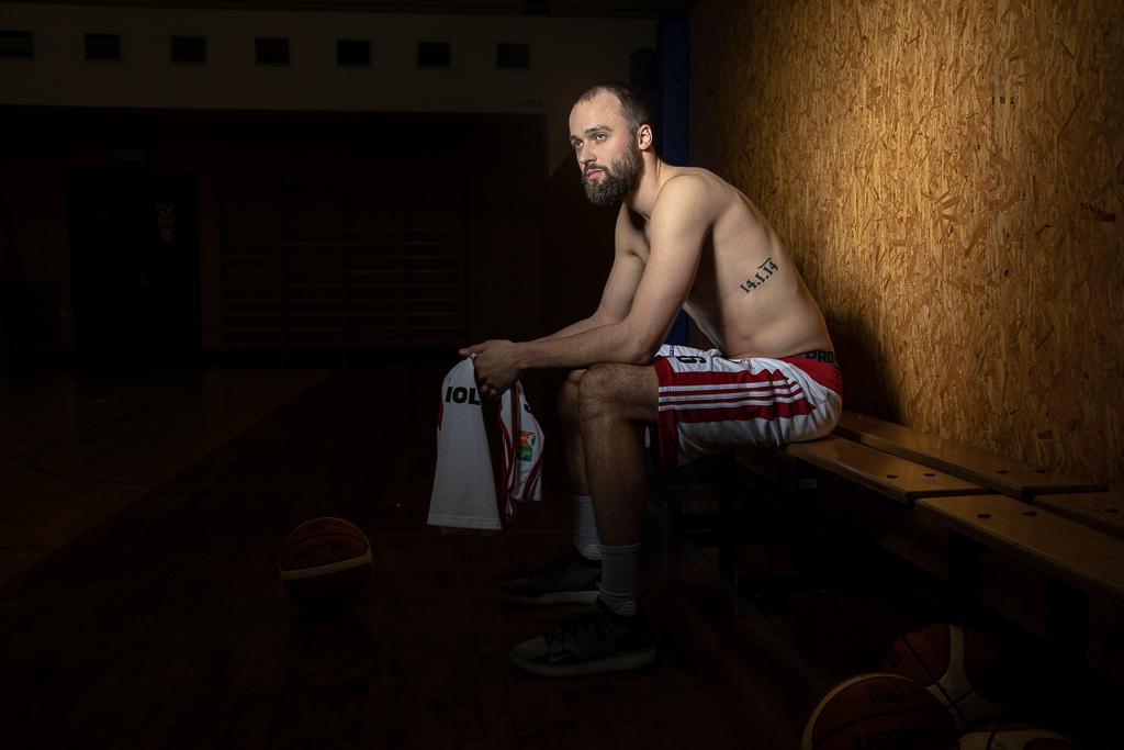 Martin Novák sedí po zápase svlečený v šatně.