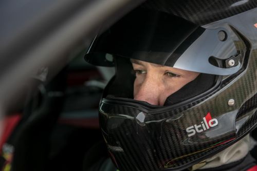 Martin Semerád sedí v helmě ve svém závodním autě.