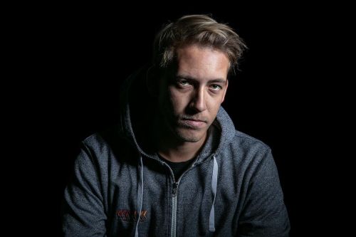 Martin Semerád na černé profilové fotografii.