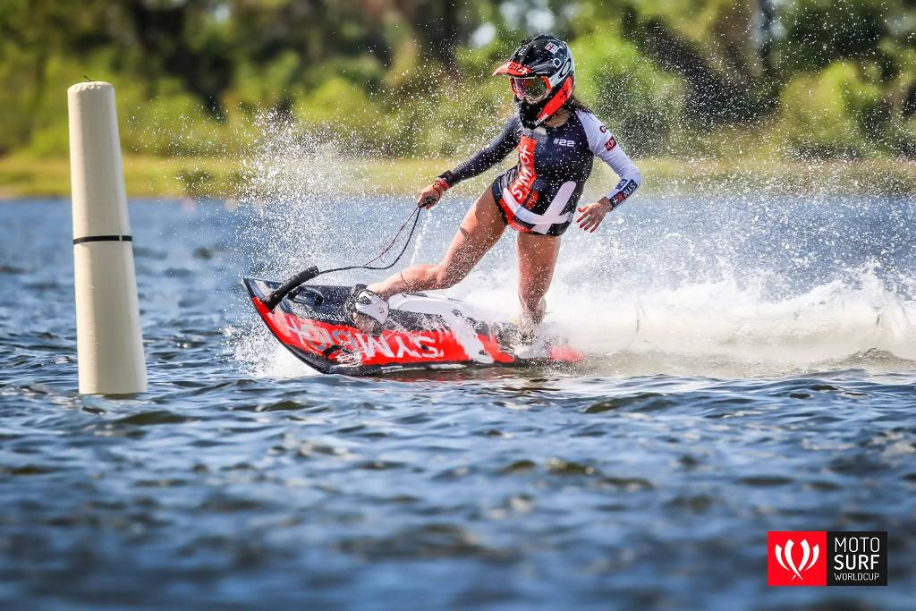 Martina Bravencová během závodu na jetsurfu.