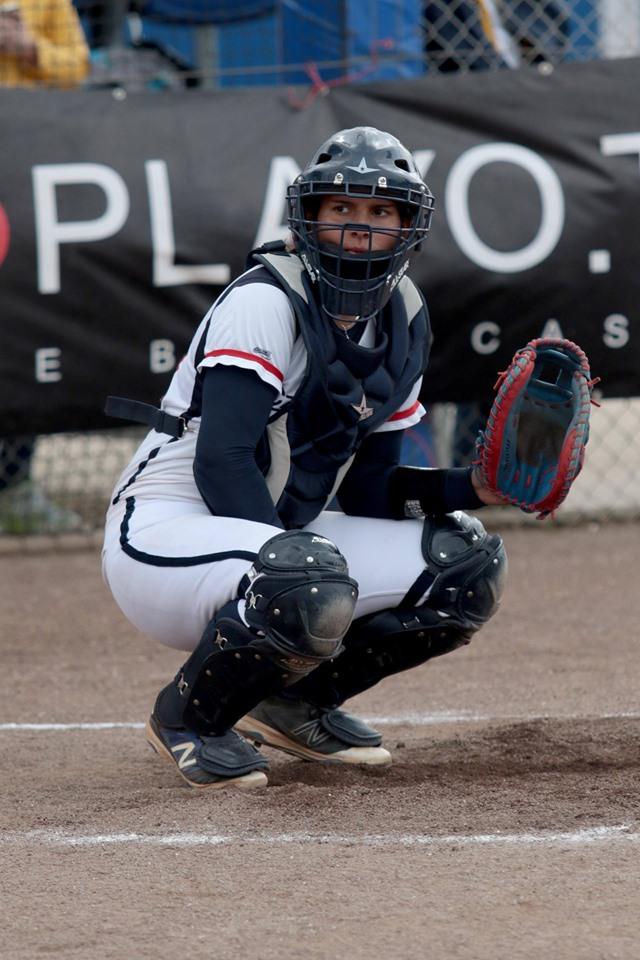 Michaela Regnerová během softbalového zápasu.