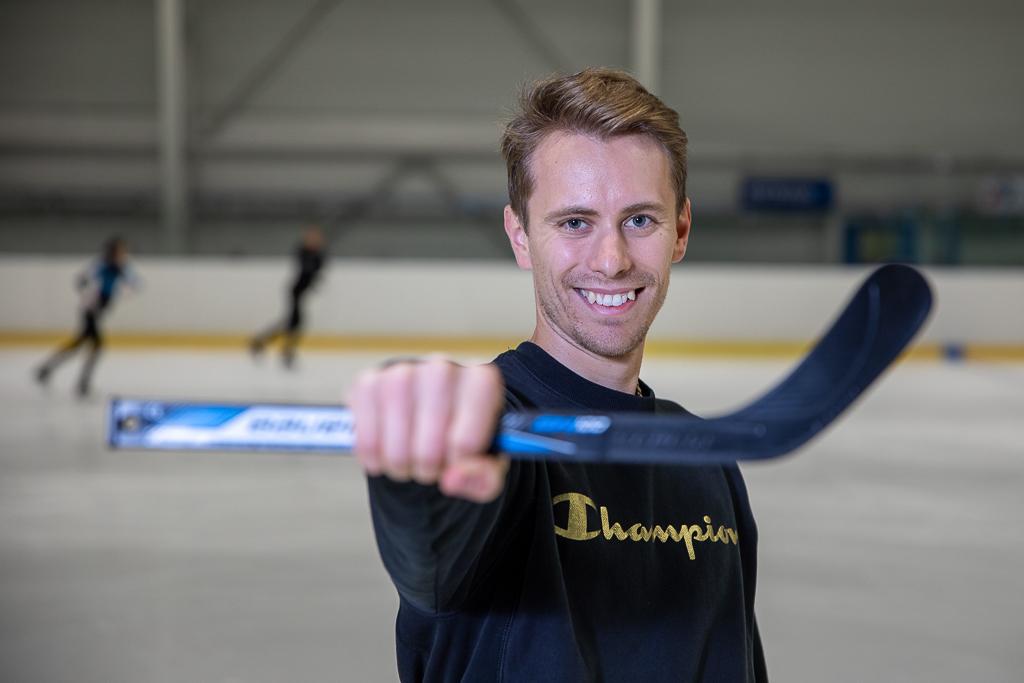 Michal Březina s malou hokejkou v ruce.