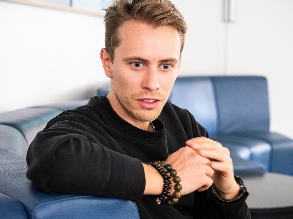 Michal Březina sedí při rozhovoru na sedačce.