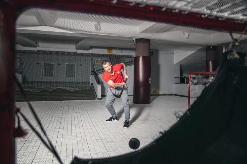 Michal Broš střílí na branku v útrobách pražského stadionu.