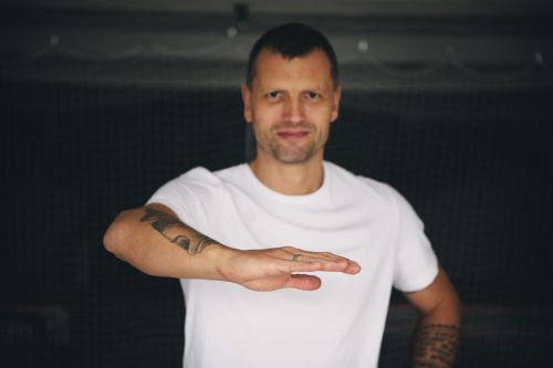 Michal Broš ukazuje svoji ruku.