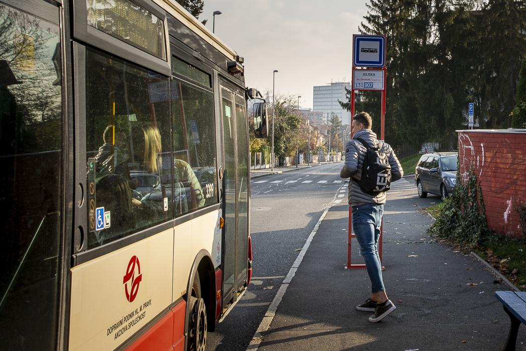 Michal Jeřábek nastupuje na zastávce do autobusu.