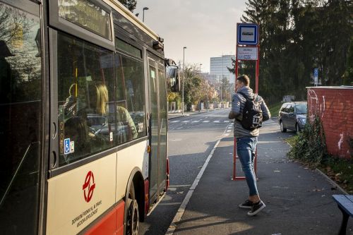 Michal Jeřábek nastupuje na zastávce do autobusu.