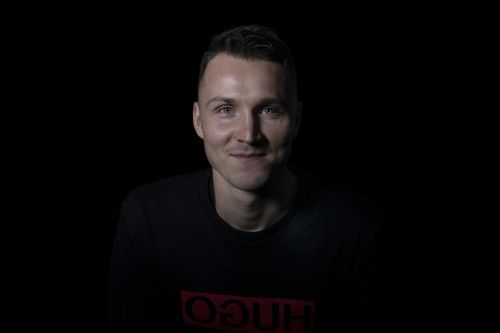 Michal Jeřábek na černé portrétní fotografii.