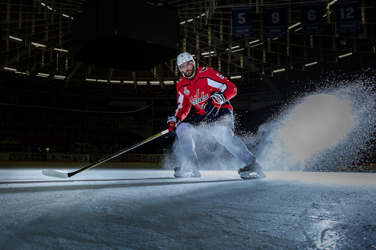 Michal Kempný trénuje na ledě.