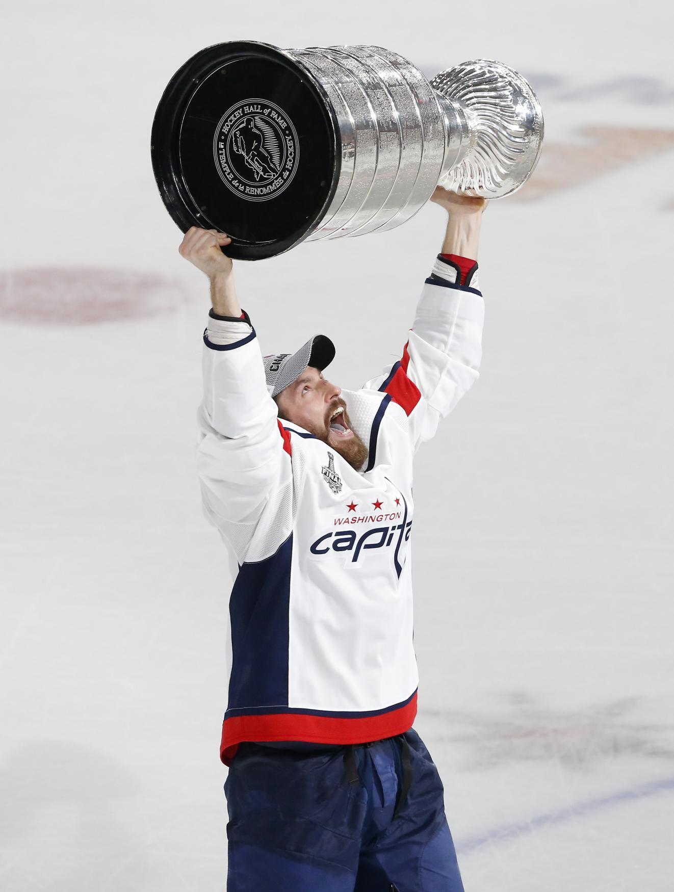 Michal Kempný zvedá Stanley Cup nad hlavu.