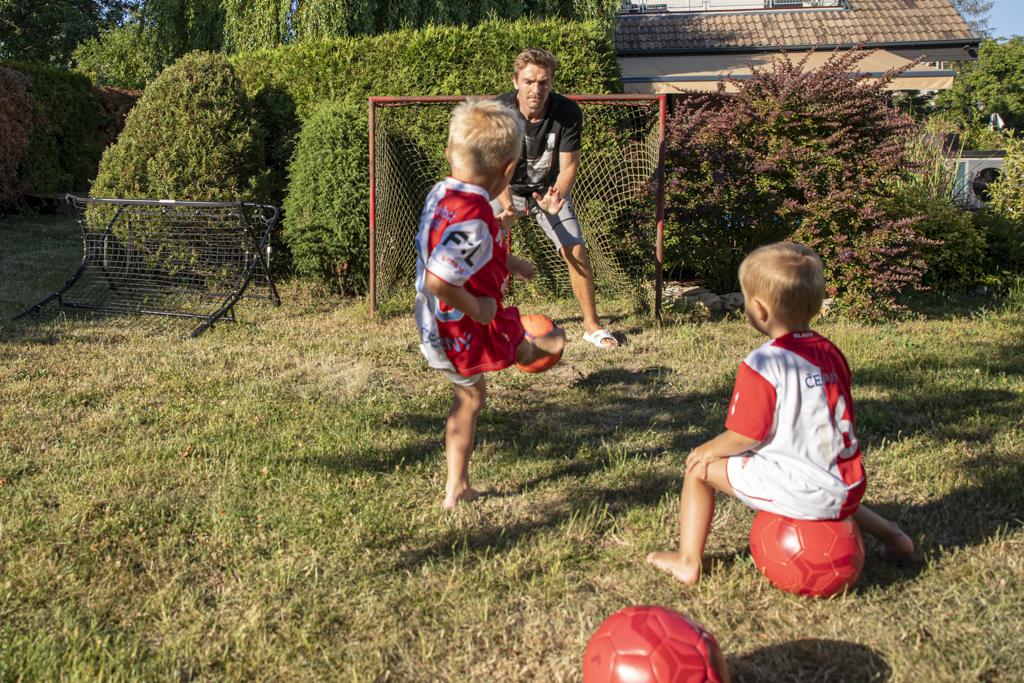 Milan Černý hraje fotbal s dětmi.