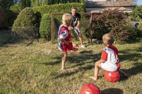 Milan Černý hraje fotbal s dětmi.