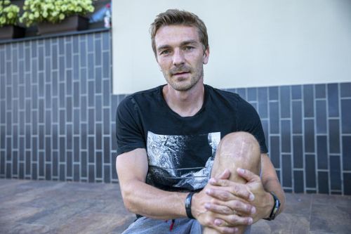 Milan Černý se svojí jizvou na koleni.