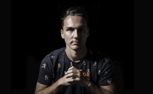 Milan Tomašík na profilové fotce s černým pozadím.