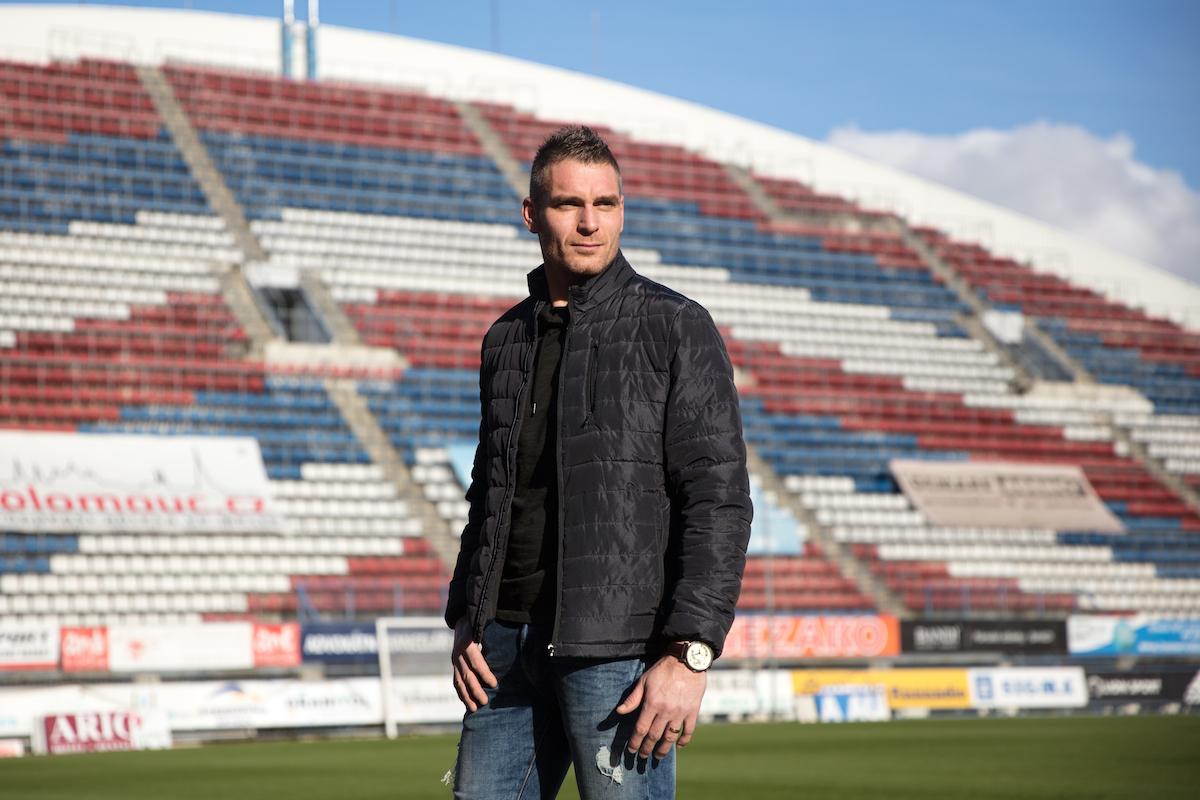 Miloš Buchta stojí na fotbalovém trávníku.