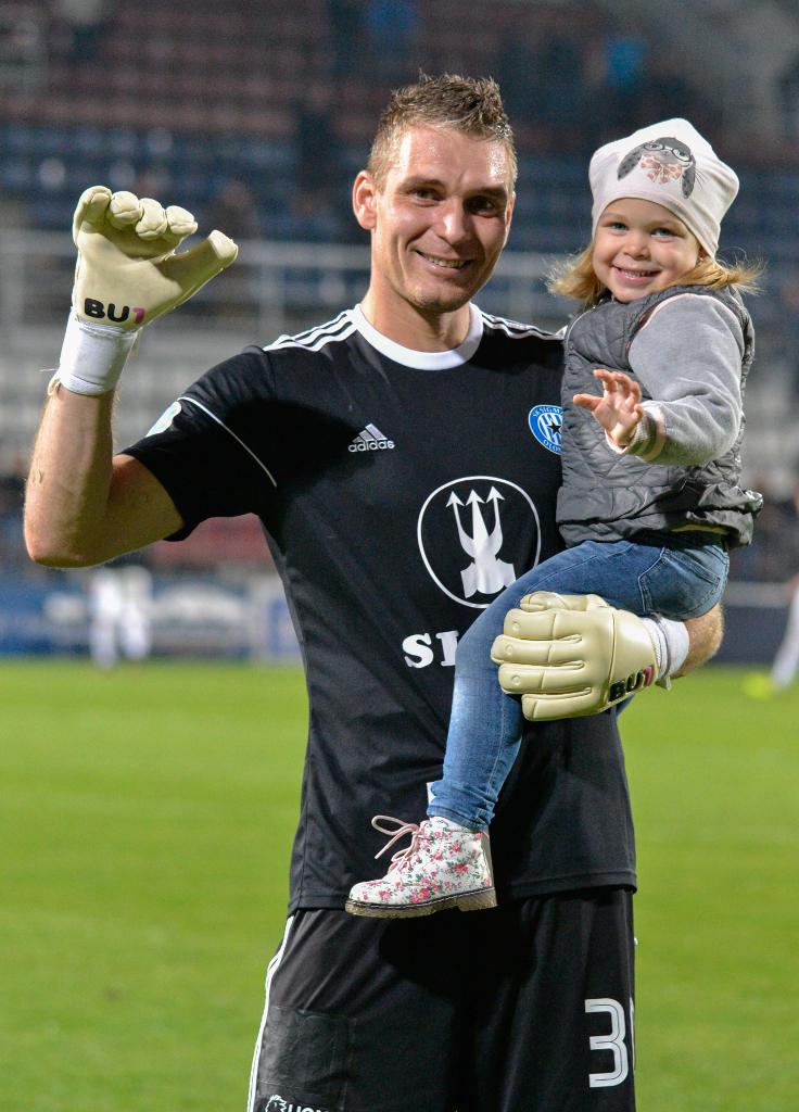 Miloš Buchta po fotbalovém zápase se svou dcerou