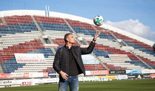 Miloš Buchta pohazuje s fotbalovým míčem.