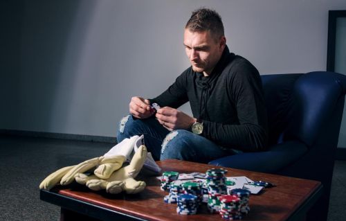 Miloš Buchta s žetony z kasina na stole.