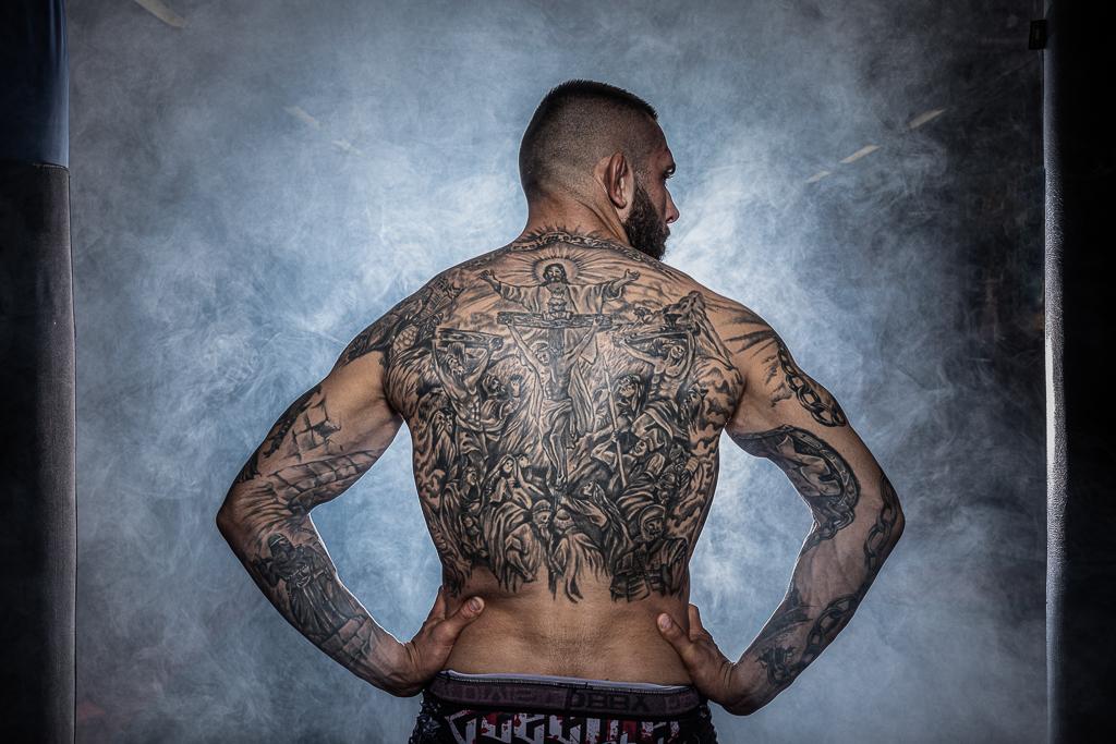 Miroslav Brož a jeho tetování na zádech