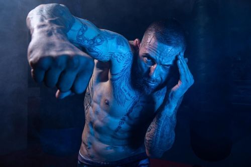 Miroslav Brož a jeho úder v kleci MMA