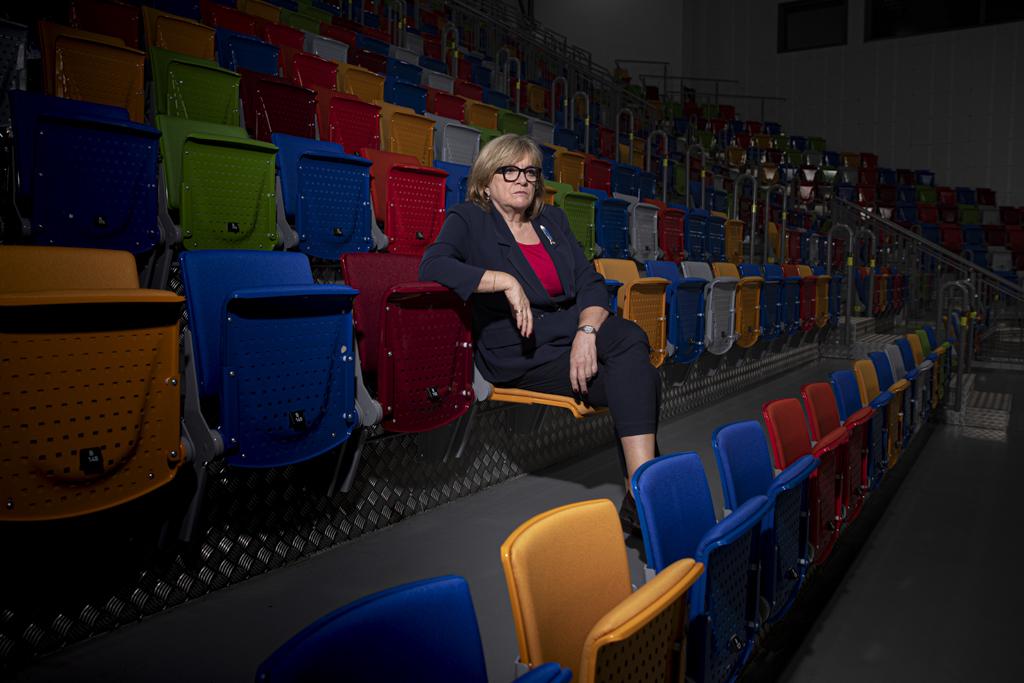 Natália Hejková sedí na tribuně v basketbalové hale