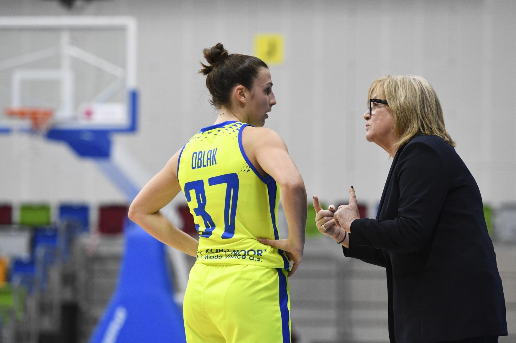 Natália Hejková mluví k hráčce basketbalu v basketbalové hale