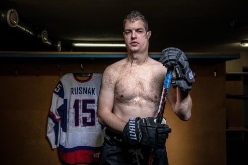 Ondrej Rusnák v hokejové kabině.