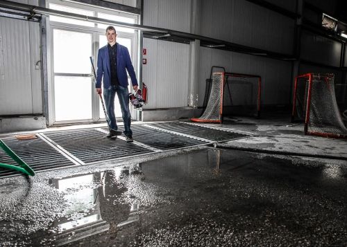 Ondrej Rusnák v zákulisí hokejového stadionu.