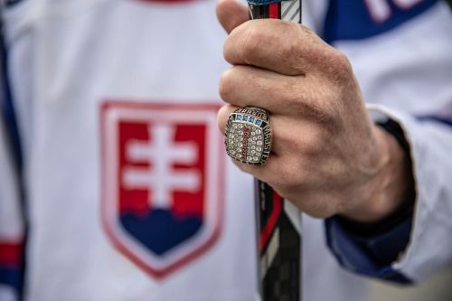 Ondrej Rusnák ukazuje svůj prsten pro vítěze.
