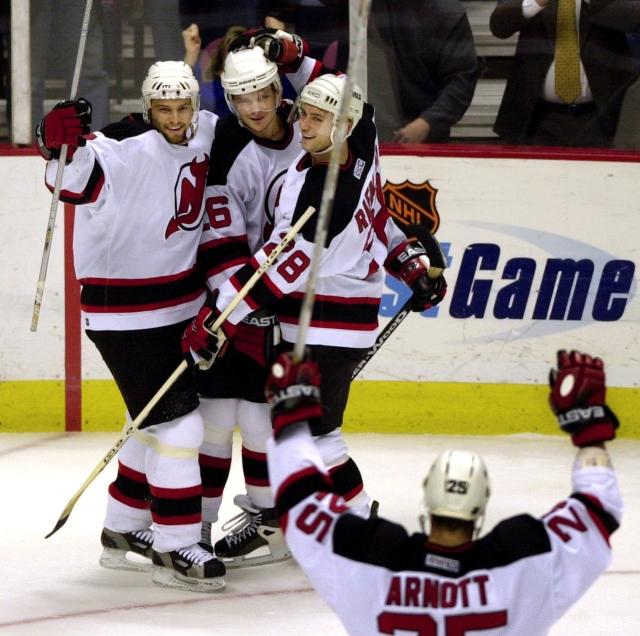 Patrik Eliáš se raduje na ledě se svými spoluhráči New Jersey Devils