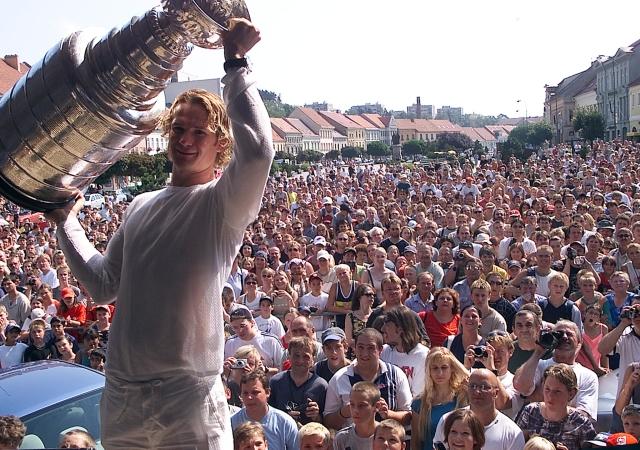 Patrik Eliáš slaví se Stanley cupem na pódiu před fanoušky 