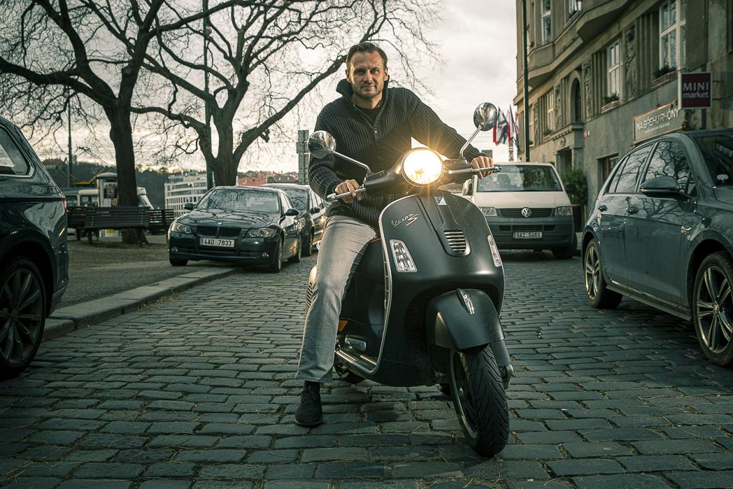 Pavel Brendl sedí na své motorce.