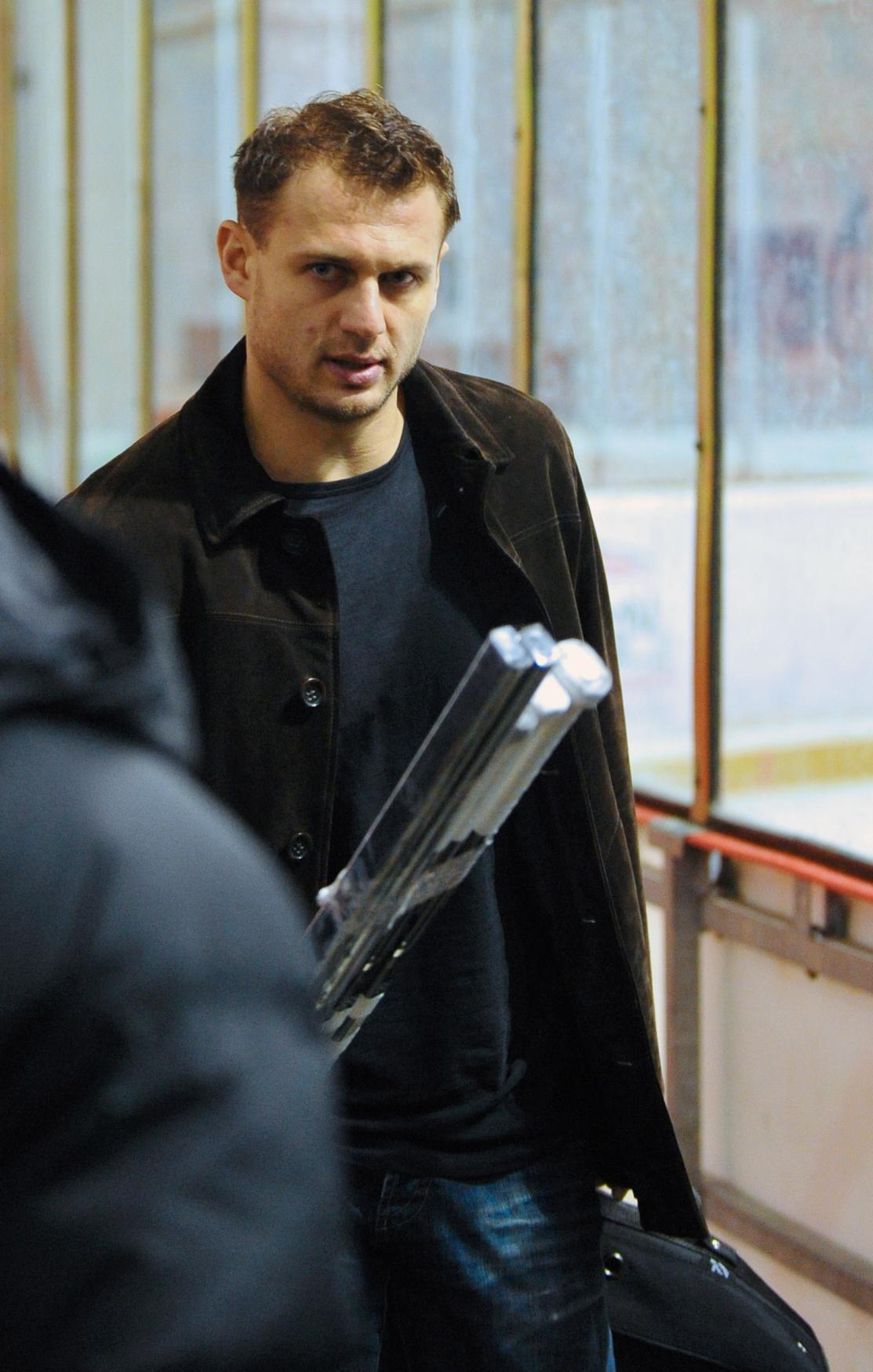Pavel Brendl u plexiskla hokejového stadionu.