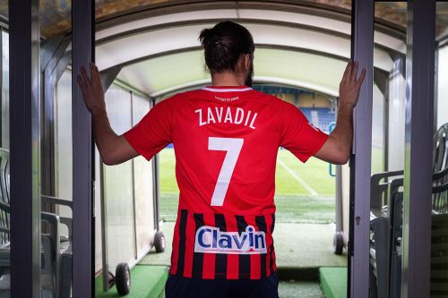 Pavel Zavadil v tunelu při příchodu na fotbalové utkání.