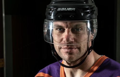 Petr Hubáček v hokejové helmě.