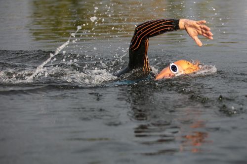 Petr Vabroušek plave při triatlonovém závodě.