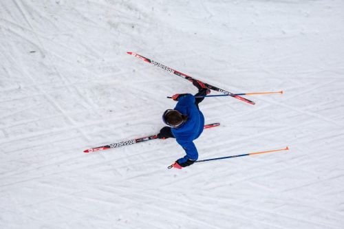 Pohled na běh Petry Novákové na lyžích zezhora.