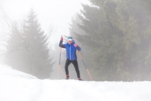 Petra Nováková běží na lyžích zasněženou krajinou.