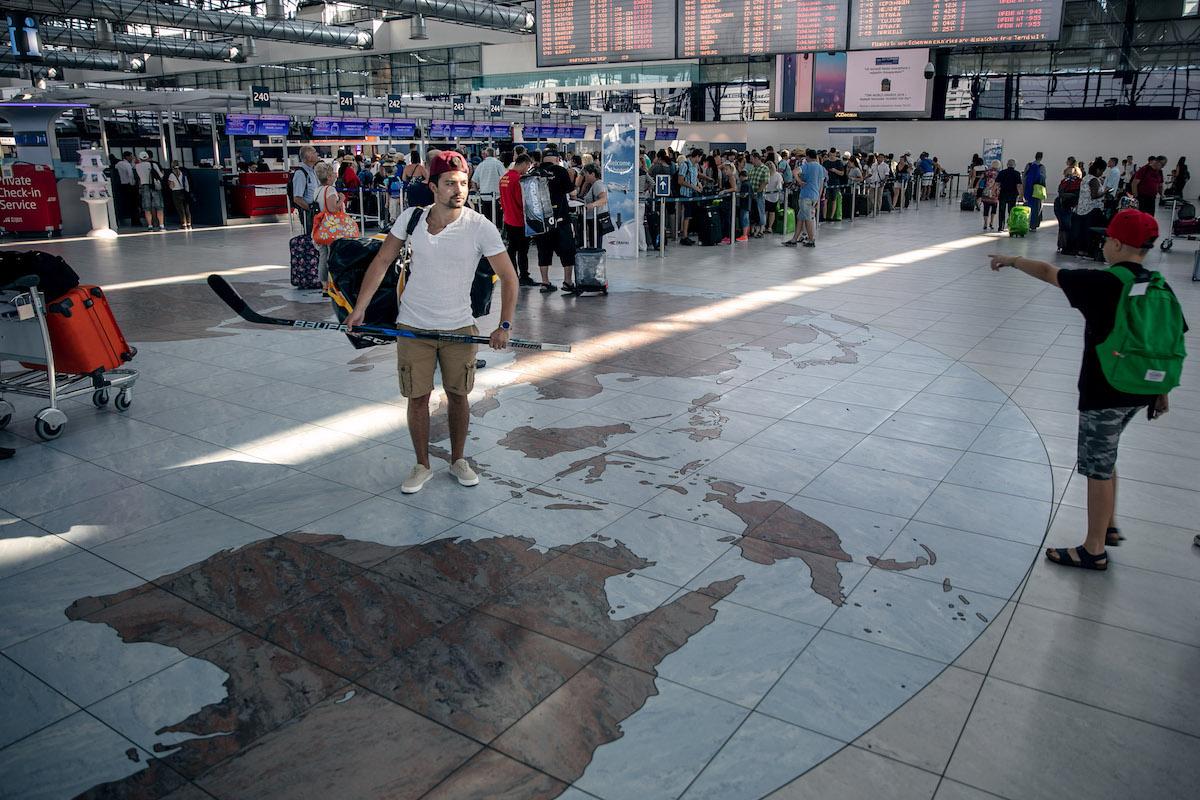 Radek Koblížek prochází terminálem letiště