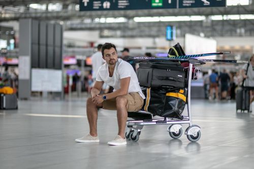 Radek Koblížek sedí se zavazadly na letišti.
