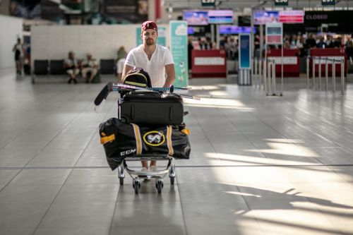 Radek Koblížek tlačí na letišti vozík se zavazadly.