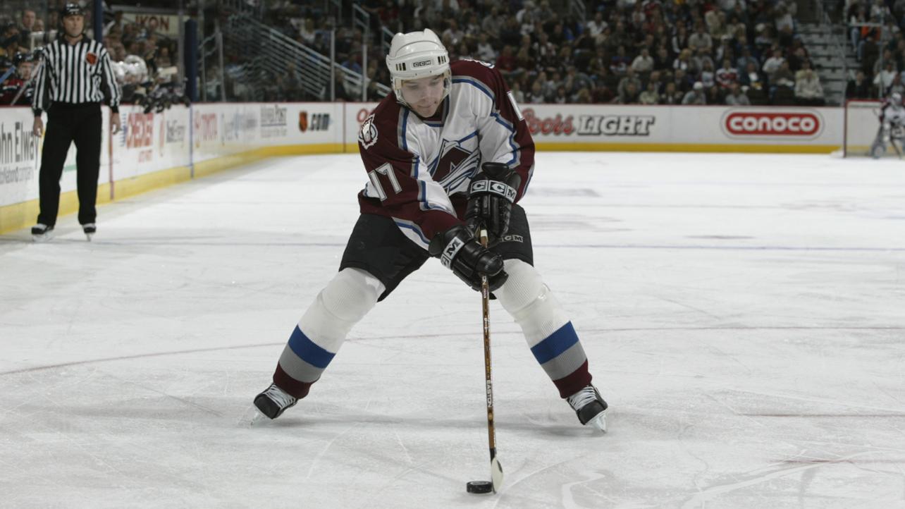 Radim Vrbata při hokejovém zápase NHL za Colorado Avalanche v držení puku