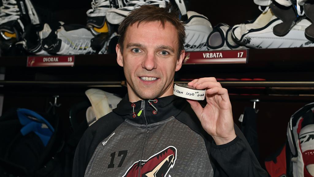 Radim Vrbata v šatně Arizona Coyotes s pukem, kterým vsřelil gól