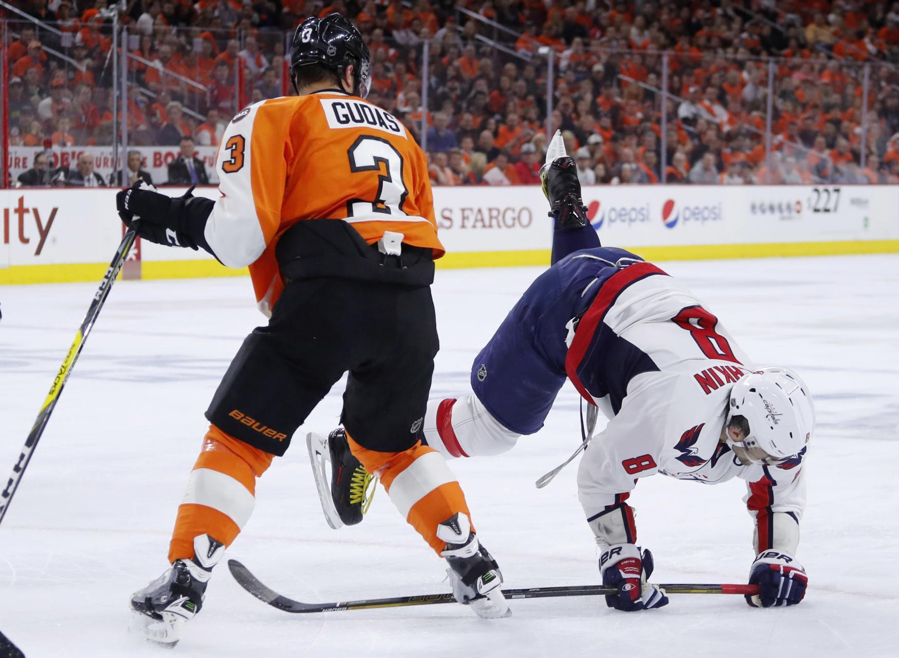 Obránce Radko Gudas během zápasu NHL.