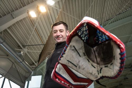 Radomír Šimůnek v hokejové hale s hokejovou lapačkou