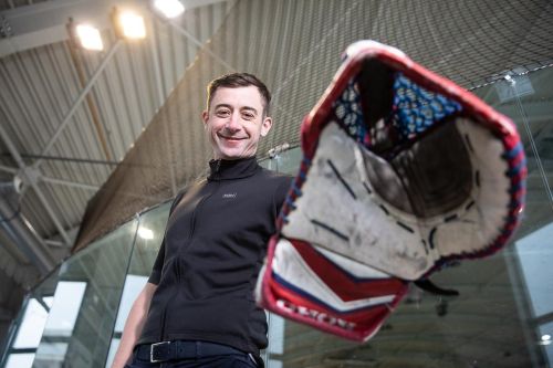 Radomír Šimůnek v hokejové hale s hokejovou lapačkou