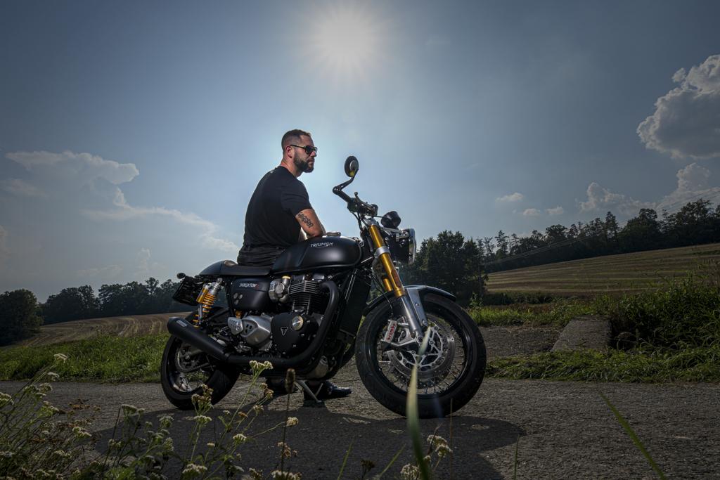 Roman Polák sedí na své motorce.