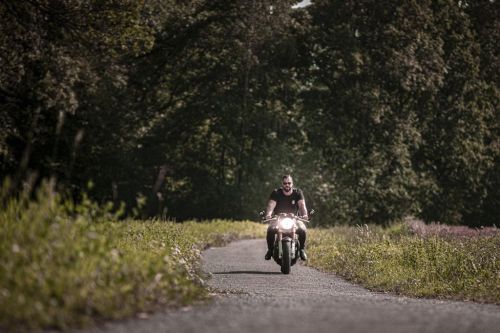 Roman Polák se projíždí krajinou na své motorce.
