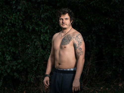 Roman Staša v přírodě bez trička s tetováním.