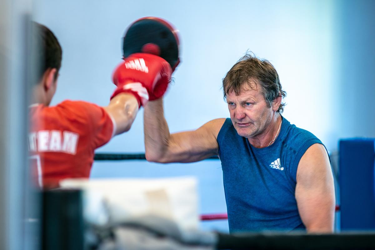 Rostislav Osička trénuje box v ringu.